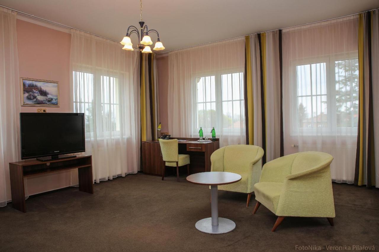 פודבראדי Hotel Zamecek מראה חיצוני תמונה